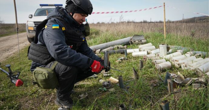 Bombe a grappolo a Kiev segnano un cambio di strategia: utili per arginare l’avanzata di Mosca, ma limiteranno la controffensiva