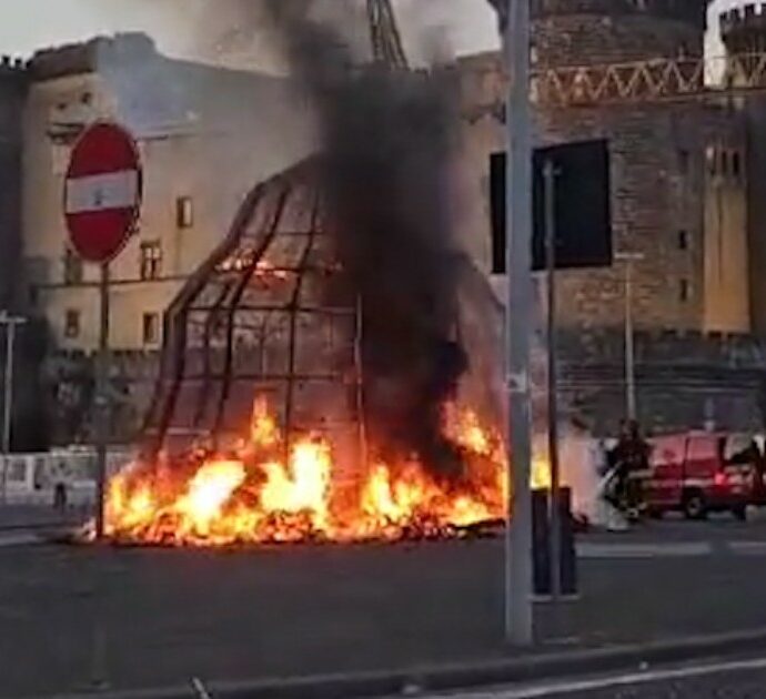 Napoli, a fuoco all’alba la Venere degli stracci di Pistoletto: opera distrutta. Ipotesi che il rogo sia doloso (video)