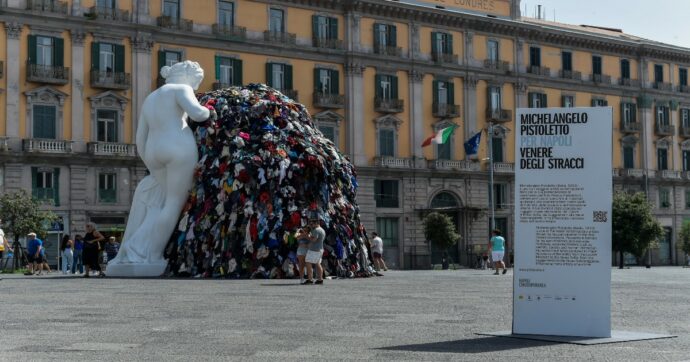 La Venere tra stracci e rifiuti speciali al rogo: la perfetta fotografia di Napoli