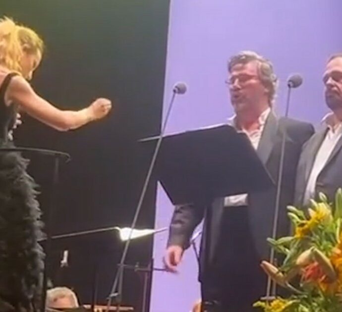 Beatrice Venezi sfida le polemiche e a Lucca esegue fuori programma l’Inno a Roma di Puccini caro al fascismo e al Msi (video)