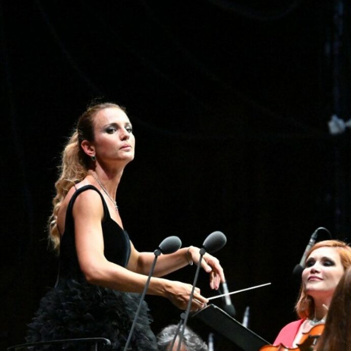 Beatrice Venezi risponde alle polemiche: “Sul mio Puccini attacchi strumentali, nessun riferimento ideologico”