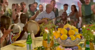 Copertina di Michael Jordan e Magic Johnson a Capri in vacanza cantano “Nel blu dipinto di blu” con lo staff del ristorante – Video