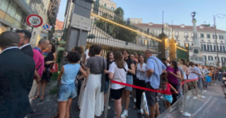 Copertina di Riapre la Feltrinelli in piazza dei Martiri a Napoli: ore di fila per la festa del libro dopo il rogo della Venere