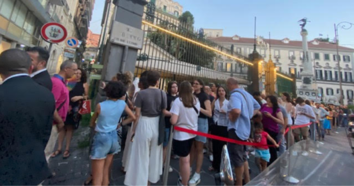 Riapre la Feltrinelli in piazza dei Martiri a Napoli: ore di fila per la festa del libro dopo il rogo della Venere
