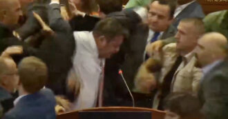 Copertina di Rissa nel parlamento del Kosovo: deputato butta acqua contro il primo ministro, poi scoppia il parapiglia – Video