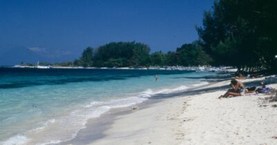 Copertina di Marito e moglie muoiono tragicamente in spiaggia: “Lui ha avuto un infarto, lei è annegata provando a salvarlo”