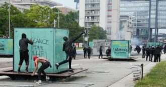 Copertina di Macron voleva un 14 luglio di “pacificazione”, invece blinderà la Francia: 45mila poliziotti per sedare le rivolte nelle banlieue