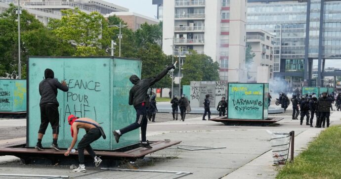 Macron voleva un 14 luglio di “pacificazione”, invece blinderà la Francia: 45mila poliziotti per sedare le rivolte nelle banlieue