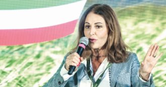 Copertina di Santanchè tira dritto e rilancia: “Querelo tutti e mi arricchisco”