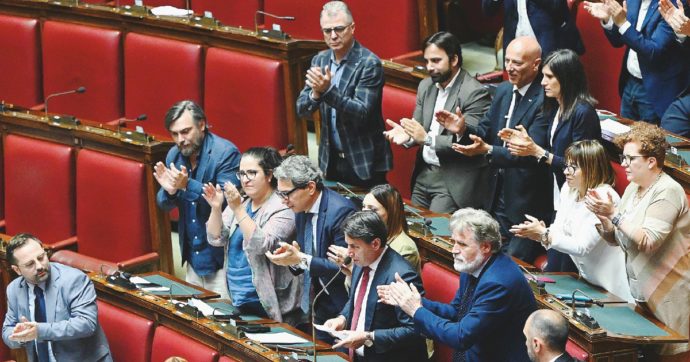 Camera, più soldi ai capigruppo: tutti sì o astenuti. Poi è partita la corsa a dire: “Rinuncio ai fondi”