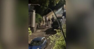 Copertina di Napoli, uomo picchia una ragazza in mezzo alla strada: intervengono i passanti ma vengono aggrediti anche loro