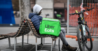 Copertina di Uber Eats lascia l’Italia e scarica 3mila rider. Domani mobilitazione in 10 grandi città