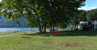 Copertina di Fulmine colpisce due 16enni a Colico: avevano cercato riparo sotto un albero durante la tempesta – Video