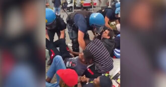 Copertina di Lavoratori di Mondo Convenienza portati via di peso dalla polizia: il picchetto fuori dal magazzino di Settimo Torinese