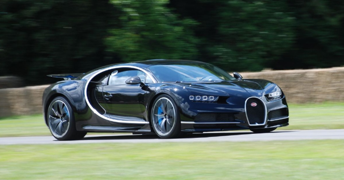 Sfreccia in autostrada a più di 400 chilometri orari con la sua Bugatti ma potrebbe farla franca: “Troppo veloce per l’autovelox”