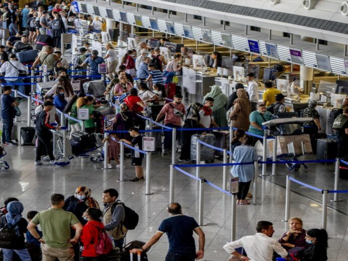 Torna il caro trasporti per aerei, treni e pullman in vista delle festività. Assoutenti: “Basta salassi”