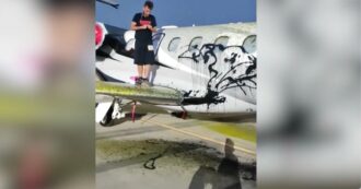 Copertina di Ibiza, blitz degli ambientalisti all’aeroporto: vernice contro un jet privato. Arrestati tre attivisti