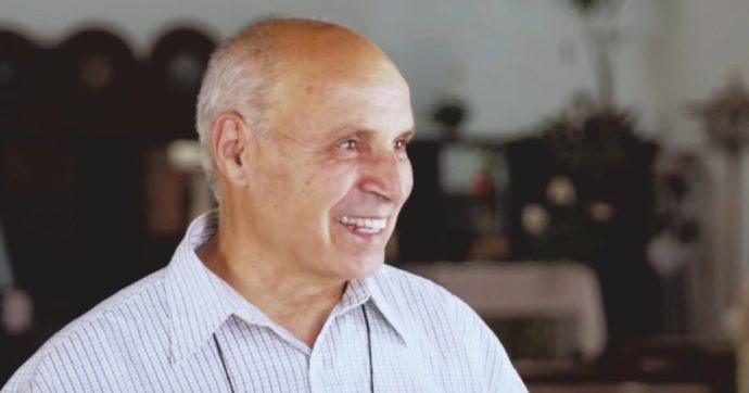 Don Sciolla, il prete anti Rwm: “A Zuppi e alla Chiesa dico: ribelliamoci alle ‘sante armi’”