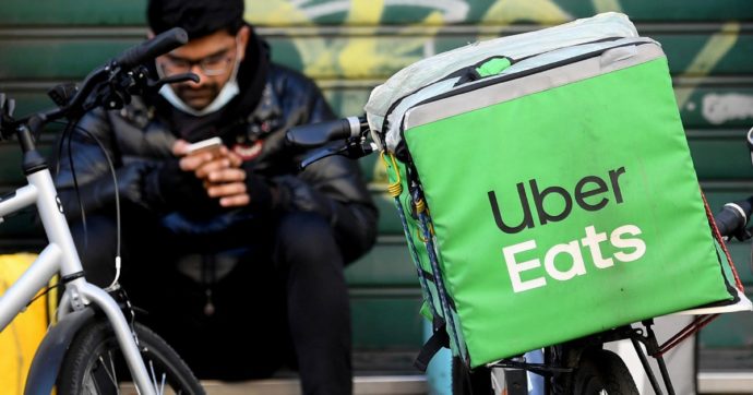 Uber Eats chiude, via tremila rider (già senza tutele) e 49 dipendenti