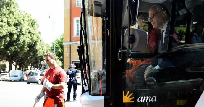 Rifiuti a Roma, Gualtieri caccia il dg di Ama: arriva Filippi (ex Acea). “Ora si cambi passo”