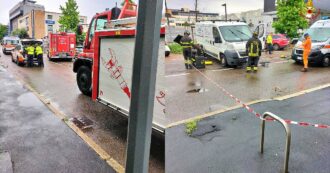 Copertina di Autista 46enne muore travolto dal suo furgone a Milano: il corpo estratto dai vigili del fuoco