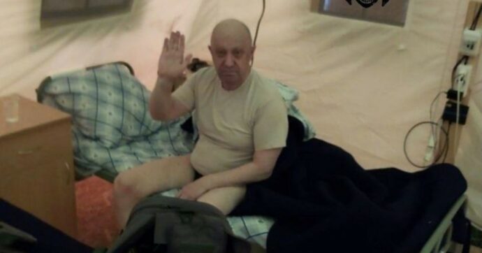 Prigozhin seduto sul letto in mutande: la foto diffusa dal gruppo Wagner. “Si trova in Bielorussia”