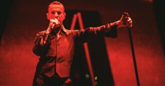 Copertina di Depeche Mode a San Siro, omaggio commosso allo scomparso Andy Fletcher, concerto electro-rock sulla morte per celebrare meglio la vita