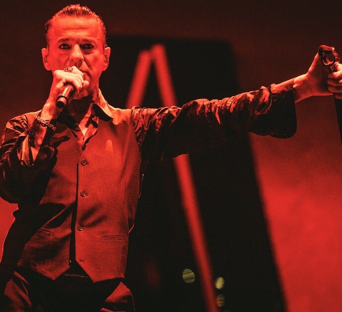 Depeche Mode a San Siro, omaggio commosso allo scomparso Andy Fletcher, concerto electro-rock sulla morte per celebrare meglio la vita