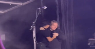 Copertina di Lewis Capaldi sorprende tutti e riappare in pubblico: aveva annunciato uno stop a causa della sindrome di Tourette – VIDEO