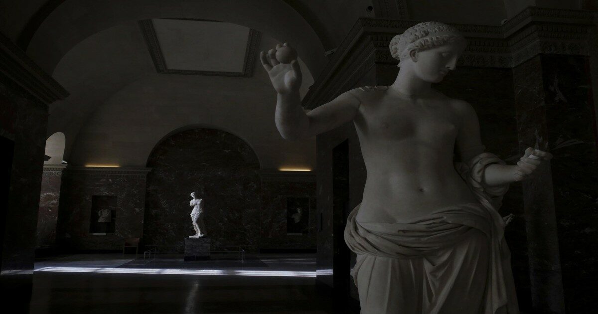Parigi potrebbe restituire all’Italia alcuni reperti custoditi al Louvre: “Opere di dubbia provenienza una macchia per il museo”