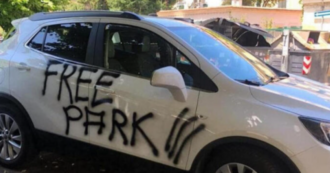 Copertina di Free Park, il “giustiziere” della sosta selvaggia colpisce ancora: la polizia visiona i filmati delle telecamere. Agisce da solo o ci sono complici?