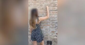 Copertina di Colosseo, un altro sfregio: turista 17enne filmata mentre incide le iniziali del nome. Rischia una multa da 15mila euro