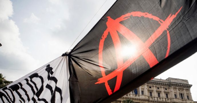 Copertina di Firenze, esplosioni e rapine: condanna per 10 anarchici