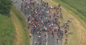 Copertina di Maxi caduta al Tour de France: intervengono le ambulanze, sospesa la 14esima tappa