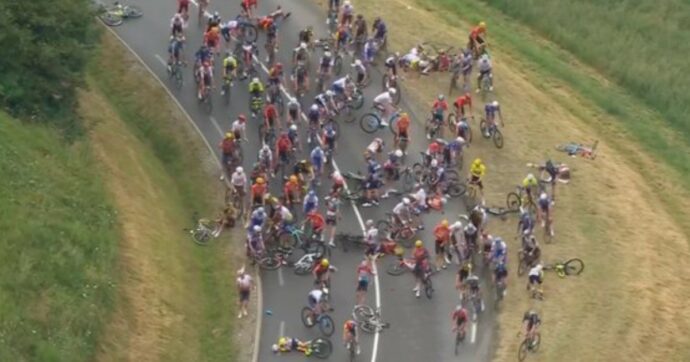 Maxi caduta al Tour de France: intervengono le ambulanze, sospesa la 14esima tappa