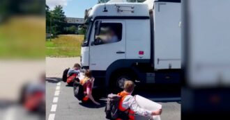 Copertina di Germania, attivisti di Ultima generazione attaccati e investiti da un camionista durante un blocco stradale