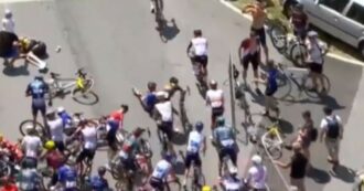Copertina di Maxi-caduta al Tour de France: a terra anche il primo gregario di Vingegaard. È il secondo incidente in due giorni