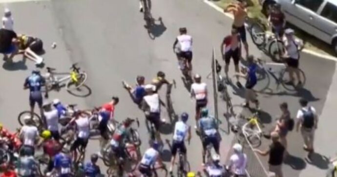 Maxi-caduta al Tour de France: a terra anche il primo gregario di Vingegaard. È il secondo incidente in due giorni
