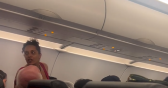 Copertina di Scoppia una lite furiosa tra due donne a bordo dell’aereo, il pilota è costretto ad un’atterraggio d’emergenza – VIDEO