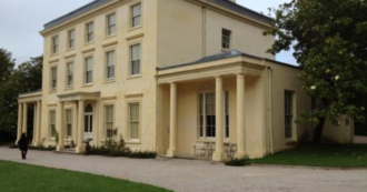 Copertina di Più di 100 persone rimangono bloccate per ore nella casa di Agatha Christie: l’inquietante episodio durante la visita turistica