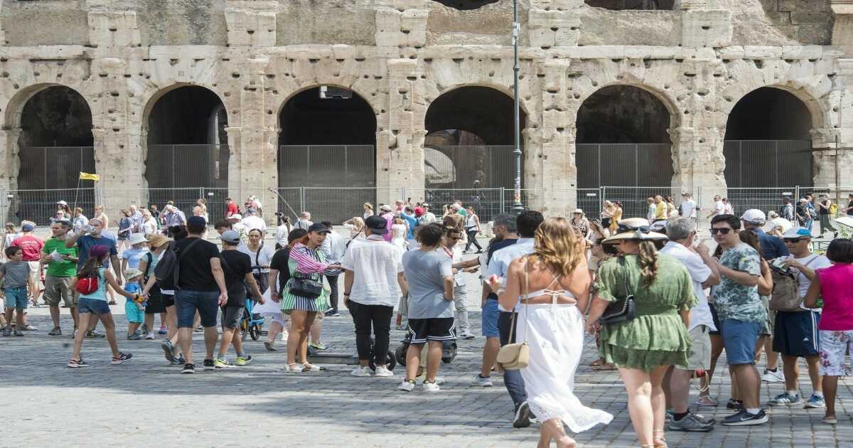 Sfregio al Colosseo, parla la guida che ha filmato la turista svizzera: “I genitori mi hanno detto che non stava facendo nulla di male”