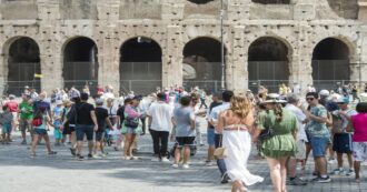 Copertina di Sfregio al Colosseo, parla la guida che ha filmato la turista svizzera: “I genitori mi hanno detto che non stava facendo nulla di male”