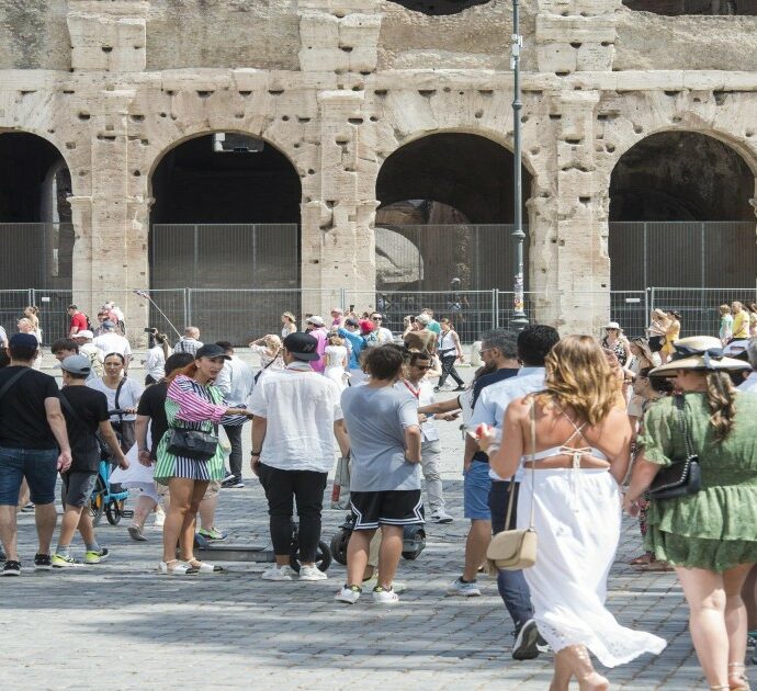 Sfregio al Colosseo, parla la guida che ha filmato la turista svizzera: “I genitori mi hanno detto che non stava facendo nulla di male”