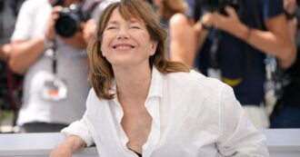 Copertina di “Jane Birkin mi ha insegnato a fare il mio lavoro. La prima volta che ci parlai mi disse: ‘So che quando morirò tutti i telegiornali del mondo faranno sentire la canzone di Serge Gainsbourg'”