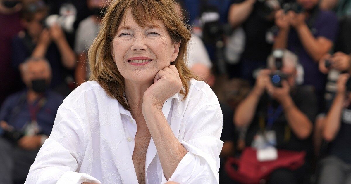 È morta Jane Birkin, la cantante e attrice trovata senza vita nella sua casa parigina. Iconica e pop, duettò nel celebre ‘Je t’aime moi non plus’