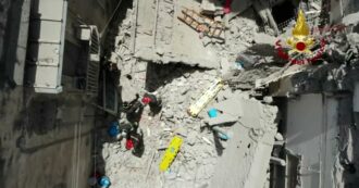 Copertina di Crollo della palazzina a Torre del Greco, si continua a scavare tra le macerie. Le immagini girate dal drone