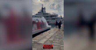 Copertina di Ibiza, blitz degli ambientalisti al porto: imbrattato con la vernice il superyacht dell’ereditiera Walmart