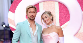 Copertina di “Margot Robbie dava multe a chi non rispettava il dress code rosa sul set di Barbie”: la rivelazione di Ryan Gosling