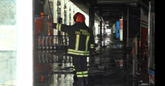 Copertina di Pareti nere e vetrate in frantumi: le immagini dell’aeroporto di Catania colpito dall’incendio