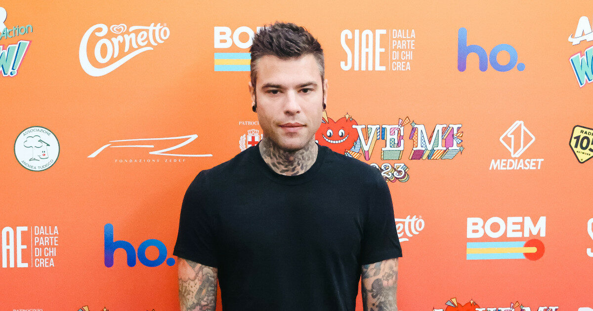 Fedez insulta i carabinieri in una canzone. Il gip archivia l’accusa di vilipendio: “Diritto di critica artistica”